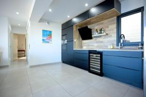 Kuchyň nebo kuchyňský kout v ubytování Le Cap Marlou vue d'en bas