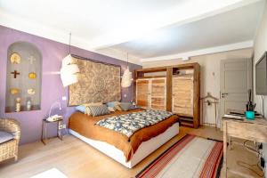 Ένα ή περισσότερα κρεβάτια σε δωμάτιο στο House Portail l Vintage, Central l Shellter Rentals