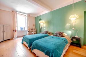Ένα ή περισσότερα κρεβάτια σε δωμάτιο στο House Portail l Vintage, Central l Shellter Rentals