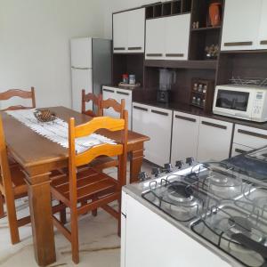 Nhà bếp/bếp nhỏ tại Cabana dos Golfinhos +13 ảnh