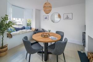 Posezení v ubytování Wistaria Cottage