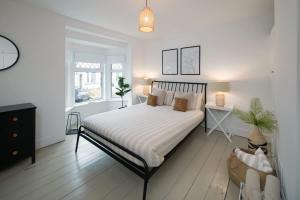 Postel nebo postele na pokoji v ubytování Wistaria Cottage