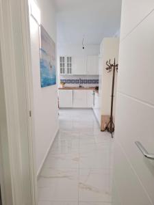 A kitchen or kitchenette at CASA del SOLE APARTMENTS with garden