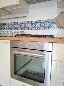 A kitchen or kitchenette at CASA del SOLE APARTMENTS with garden