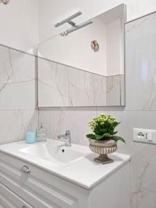 A bathroom at CASA del SOLE APARTMENTS with garden