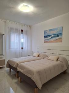 A bed or beds in a room at CASA del SOLE APARTMENTS with garden