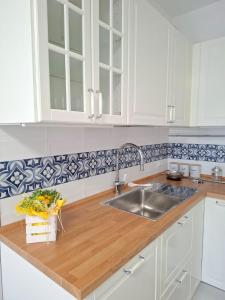 A kitchen or kitchenette at CASA del SOLE APARTMENTS with garden