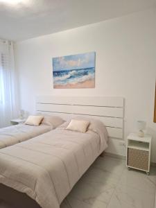 A bed or beds in a room at CASA del SOLE APARTMENTS with garden