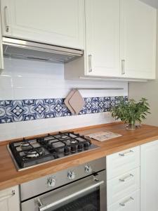 A kitchen or kitchenette at CASA del SOLE APARTMENTS with garden