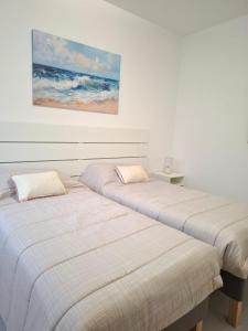 A bed or beds in a room at CASA del SOLE APARTMENTS with garden