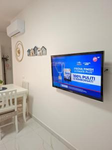 A television and/or entertainment centre at CASA del SOLE APARTMENTS with garden