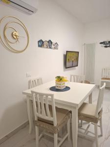 A television and/or entertainment centre at CASA del SOLE APARTMENTS with garden