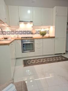 A kitchen or kitchenette at CASA del SOLE APARTMENTS with garden