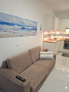 A kitchen or kitchenette at CASA del SOLE APARTMENTS with garden