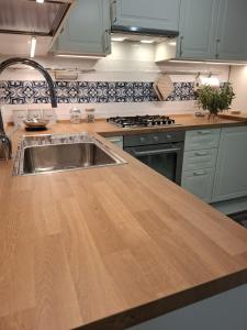 A kitchen or kitchenette at CASA del SOLE APARTMENTS with garden