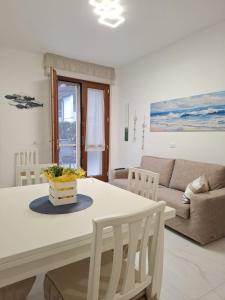 A seating area at CASA del SOLE APARTMENTS with garden