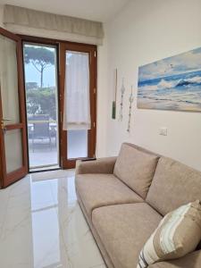 A seating area at CASA del SOLE APARTMENTS with garden