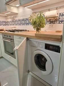 A kitchen or kitchenette at CASA del SOLE APARTMENTS with garden
