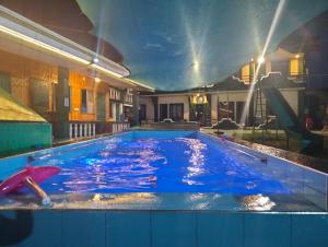 ein Swimmingpool mit blauem Wasser in einem Haus in der Unterkunft Moonlight Seaside Apartments Liloan Cebu in Catarman