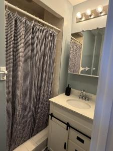 Bilik mandi di Mega Midtown Trade View - APT 2-3 Combo -15 Mins to NYC +26 gambar