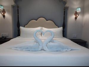 Letto o letti in una camera di Rajwada Hotel and Resort