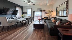 TV a/nebo společenská místnost v ubytování Mega See NY Now - Midtown - Apt 1 & 2 Combo