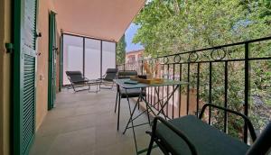 a balcony with chairs and a table on a balcony at La Suite d'Oscar l New, Terrace l Shellter Rentals in Saint-Tropez