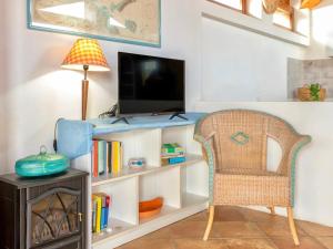 Una televisión o centro de entretenimiento en ISA - Apartment 4 beds in Golfo Aranci just 150 mt from the sea