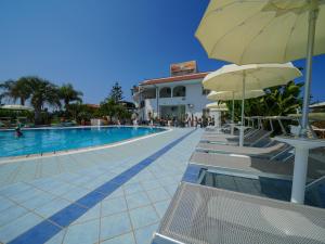 Πισίνα στο ή κοντά στο Hotel Damanse