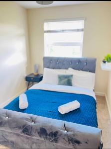 1 dormitorio con 1 cama azul y 2 almohadas en New Build Luxury Home in Ashford, en Willesborough
