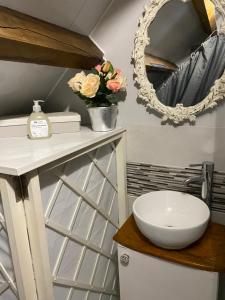 Gallery image of Spacious, rustic studio space for 2 persons in Saint-Cyr-du-Bailleul