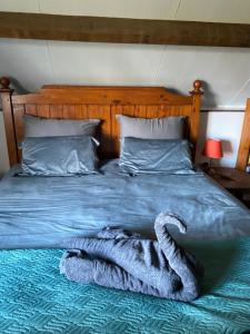 Postel nebo postele na pokoji v ubytování Spacious, rustic studio space for 2 persons