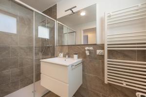 Ένα μπάνιο στο Wave Island Torre B23 +4 φωτογραφίες