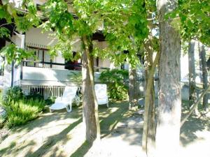 Imagem da galeria de Large row house with private fenced garden for 10 guests in Lignano Pineta em Lignano Sabbiadoro