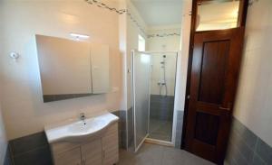 Imagem da galeria de Large row house with private fenced garden for 10 guests in Lignano Pineta em Lignano Sabbiadoro