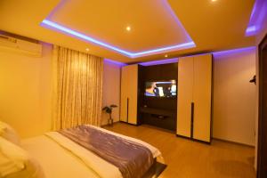 Televisi dan/atau pusat hiburan di Db Continental Loft Apartment