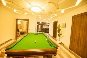 Meja biliar di Db Continental Loft Apartment