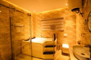 Kamar mandi di Db Continental Loft Apartment