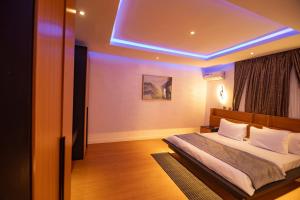 Tempat tidur dalam kamar di Db Continental Loft Apartment