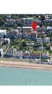 Vista árida de una ciudad con el corazón rojo en Solent View apartment, en West Cowes