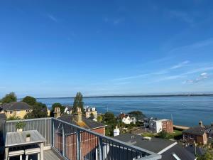 Una vista del océano desde una casa en Solent View apartment, en West Cowes