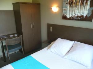 Ένα ή περισσότερα κρεβάτια σε δωμάτιο στο Hotel Victor Hugo