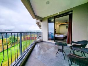 Balkón nebo terasa v ubytování Mountain Breeze Resort, Mahabaleshwar