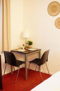リールにあるCharming comfortable studio, heart of Vauban 513のテーブル(椅子2脚付)、ランプ