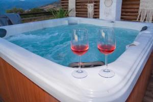 two glasses of red wine sitting in a tub at HideAway Lasa in Lasa
