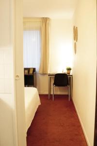 リールにあるCharming comfortable studio, heart of Vauban 513のベッドと机と窓のある寝室 +5枚の写真