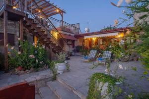 a patio with chairs and flowers in a house at HideAway Lasa in Lasa