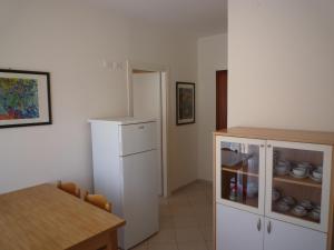 リド・ディ・イエゾロにあるRubinoのキッチン(白い冷蔵庫、テーブル付)