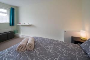a pair of feet laying on top of a bed at Composers apartment in Cowes +1 photo