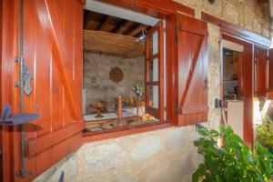 a bathroom with a mirror and a sink in a room at HideAway Lasa in Lasa